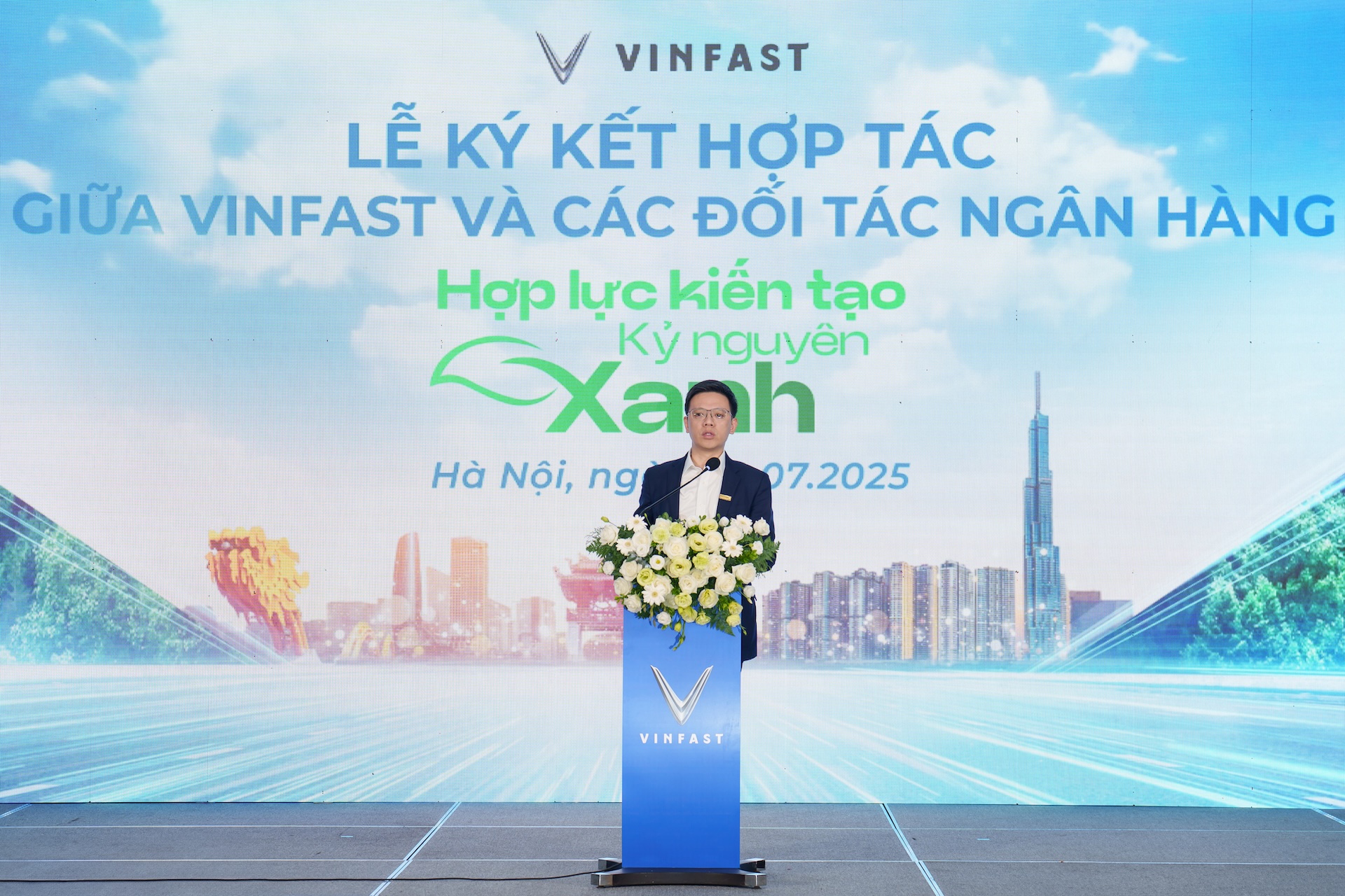 390a89ed vinfast12bank2 VinFast và 12 ngân hàng, tổ chức tài chính chung tay hỗ trợ người dân Hà Nội chuyển sang xe điện