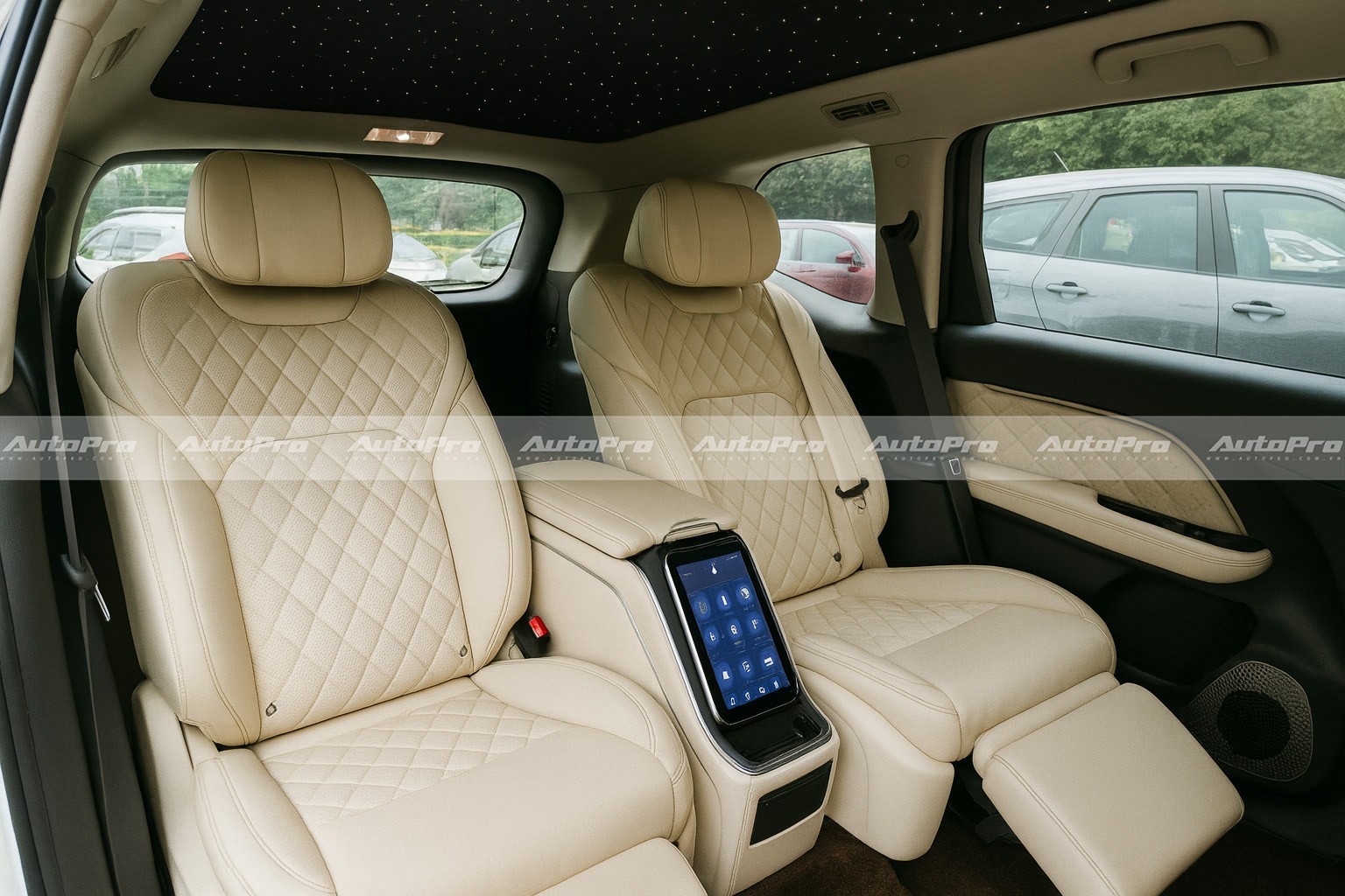 chatgpt image 124607 6 thg 8 20251 1754475414571 1754475414728734281513 Độ VinFast Limo Green bằng loạt trang bị sang, xịn, mịn: Xe 7 chỗ 'siêu base' hóa thành 'xe chủ tịch' chỉ trong phút mốt