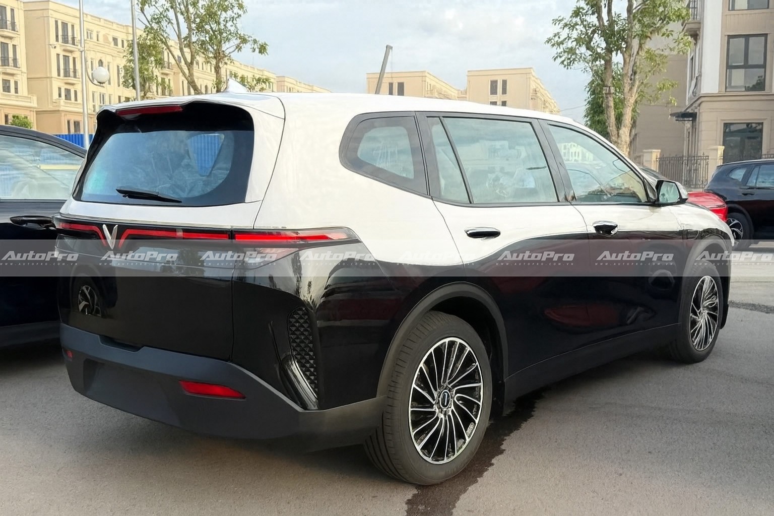 chatgpt image 143340 6 thg 8 20251 1754475423192 17544754238821305783124 Độ VinFast Limo Green bằng loạt trang bị sang, xịn, mịn: Xe 7 chỗ 'siêu base' hóa thành 'xe chủ tịch' chỉ trong phút mốt