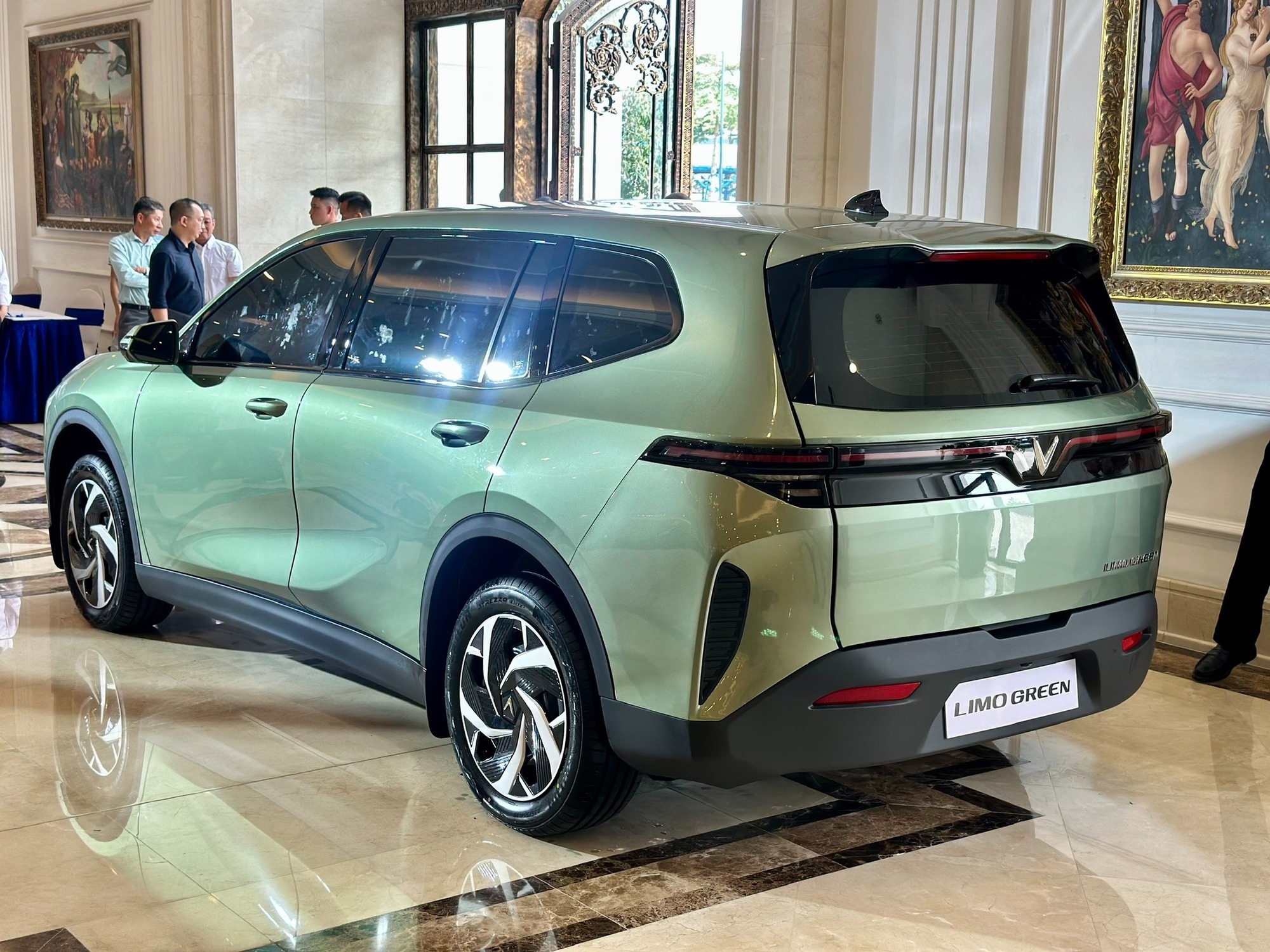 vinfast limo green 2 17510711751 1754282900703 1754282900888635207190 LimoGreen chốt giao xe ngày mai: 'Bom tấn' của VinFast phân khúc MPV cỡ trung, đe dọa vị thế Xpander, XL7, Veloz Cross