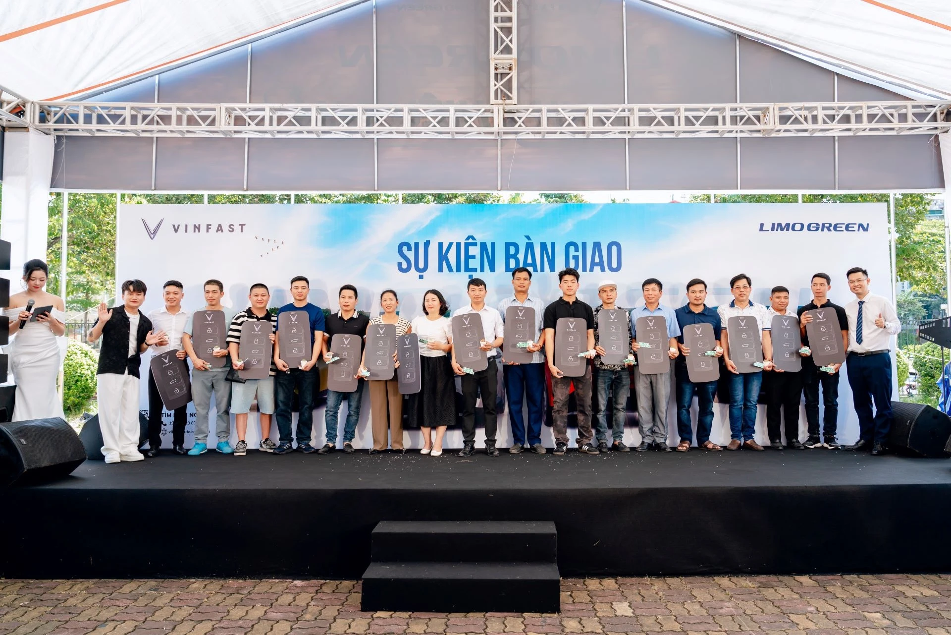 1 250 chiếc VinFast Limo Green đồng loạt được bàn giao khắp 3 miền