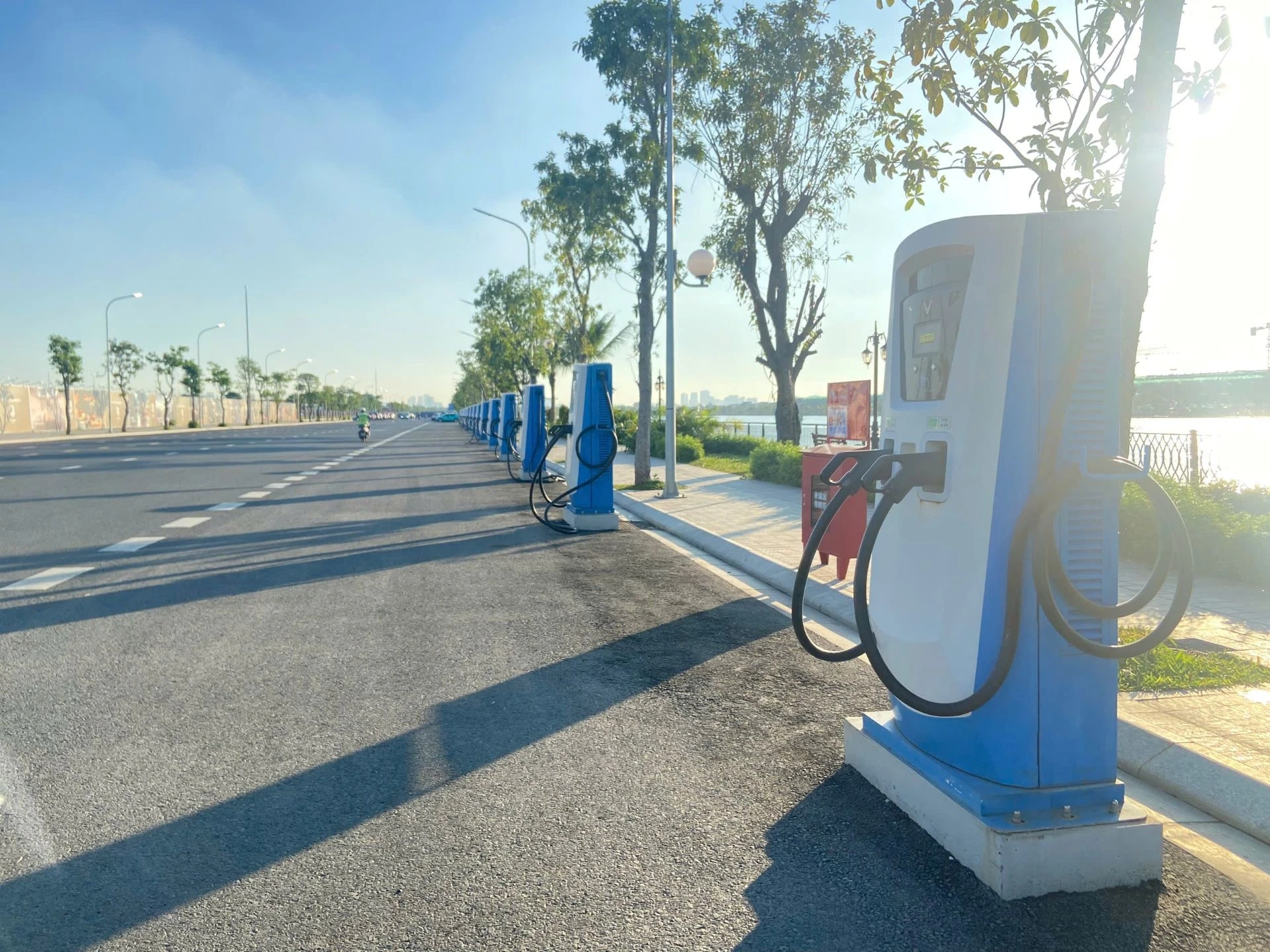 1 1 V-Green hợp tác Thế Giới Di Động triển khai 2.000 trạm sạc toàn quốc