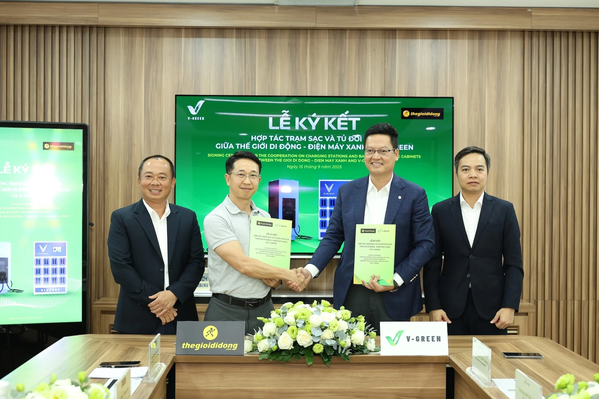 A1 1 V-Green hợp tác Thế Giới Di Động triển khai 2.000 trạm sạc toàn quốc