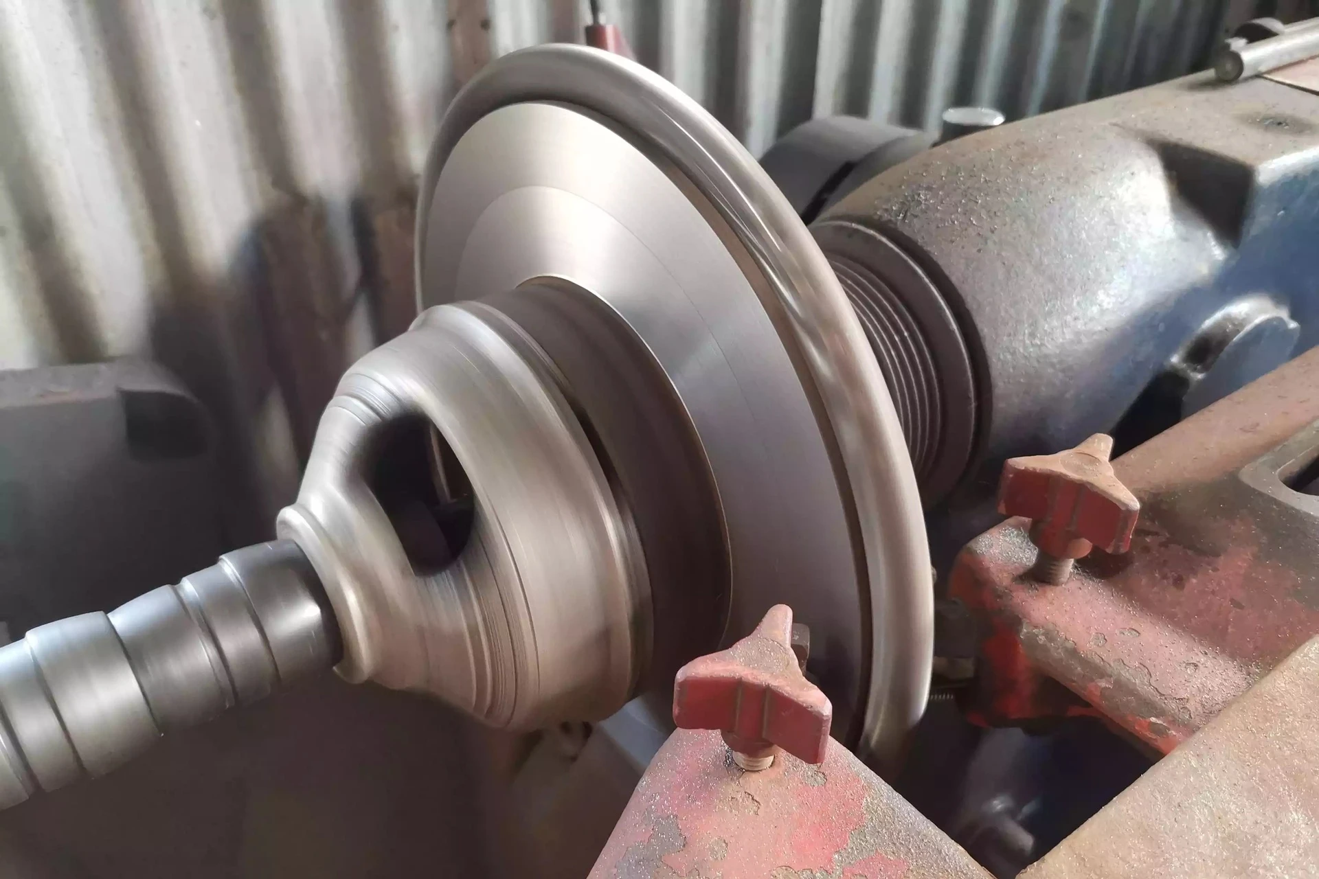 Resurfacing a brake disk rotor.jpg Bao lâu thì mới cần thay đĩa phanh ? 25/09/2025