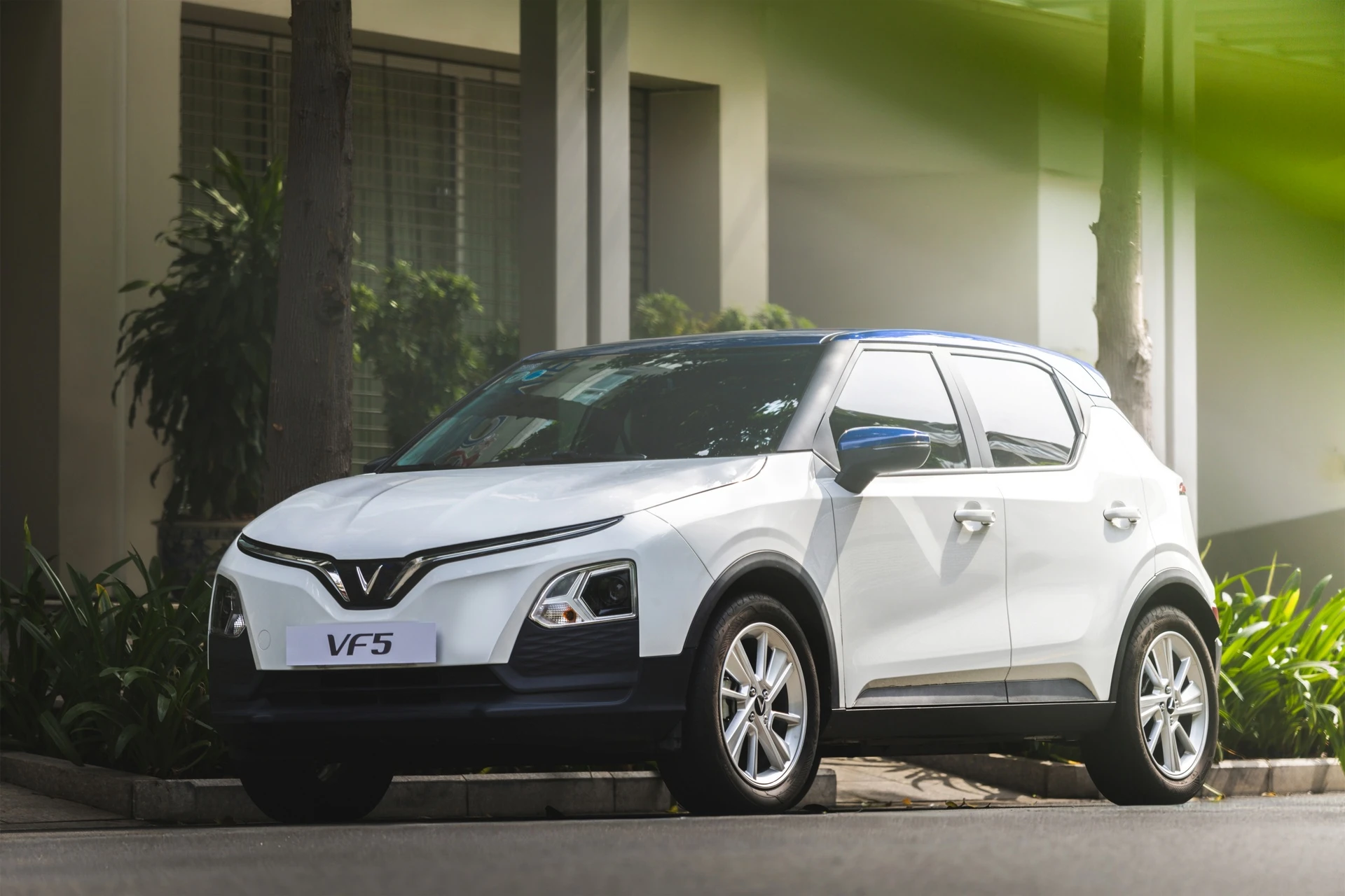 VinFast VF 5 Brahminy White 2 'Báo động' cho xe Hàn, ôtô điện thống trị top xe bán chạy - 8/2025'