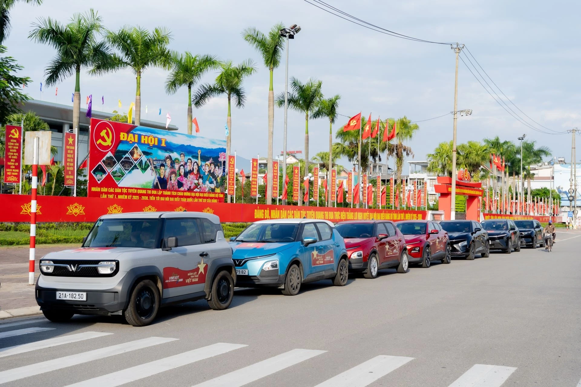 1 2 VinFast tiếp tục triển khai 'Ngày hội thu xăng đổi điện' tại 3 miền