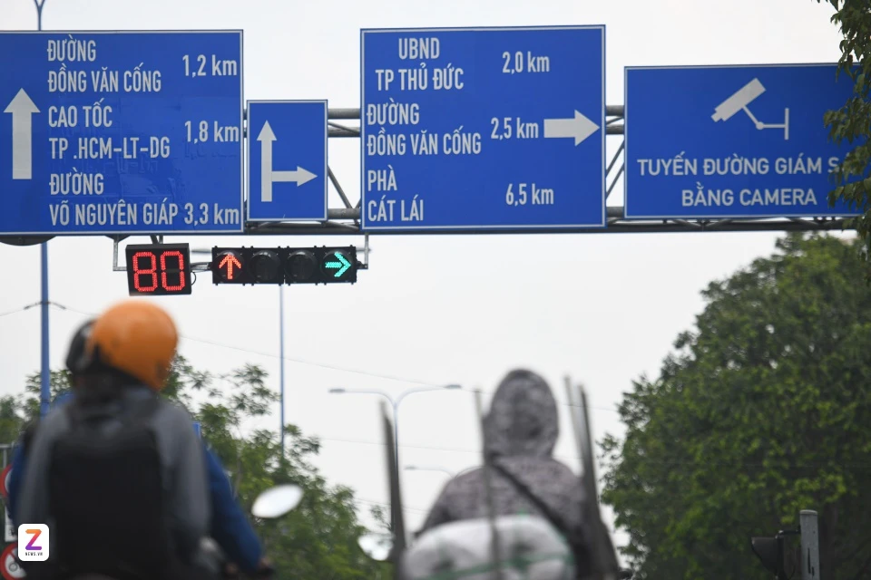 DSC 3865 znews Không đội mũ, leo vỉa hè, vượt đèn đỏ - camera AI ghi lại và phạt nặng - 03/10/2025