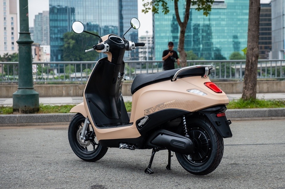 Với 20 triệu đồng, chọn mua được xe máy điện nào? 25 Với 20 triệu đồng, chọn mua được xe máy điện nào? duoi1 vinfast evo grand Với 20 triệu đồng, chọn mua được xe máy điện nào?