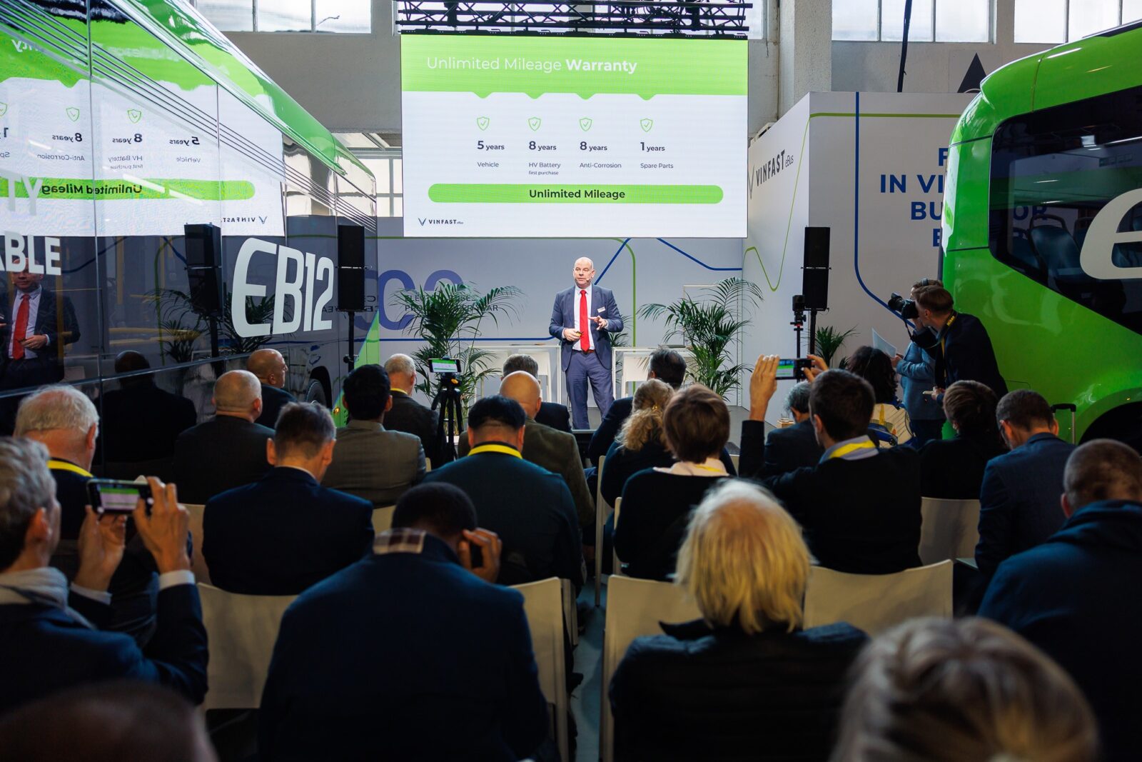 v 1 1759624807 460 width2048height1366 Xe buýt điện VinFast xuất hiện tại triển lãm châu Âu - Busworld Europe 2025.