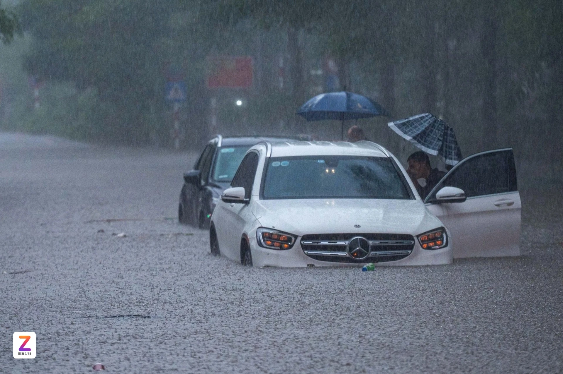 viet ha 5 znews 1 Ôtô bị ngập nước, ngâm nước - sửa chữa tốn kém thế nào?