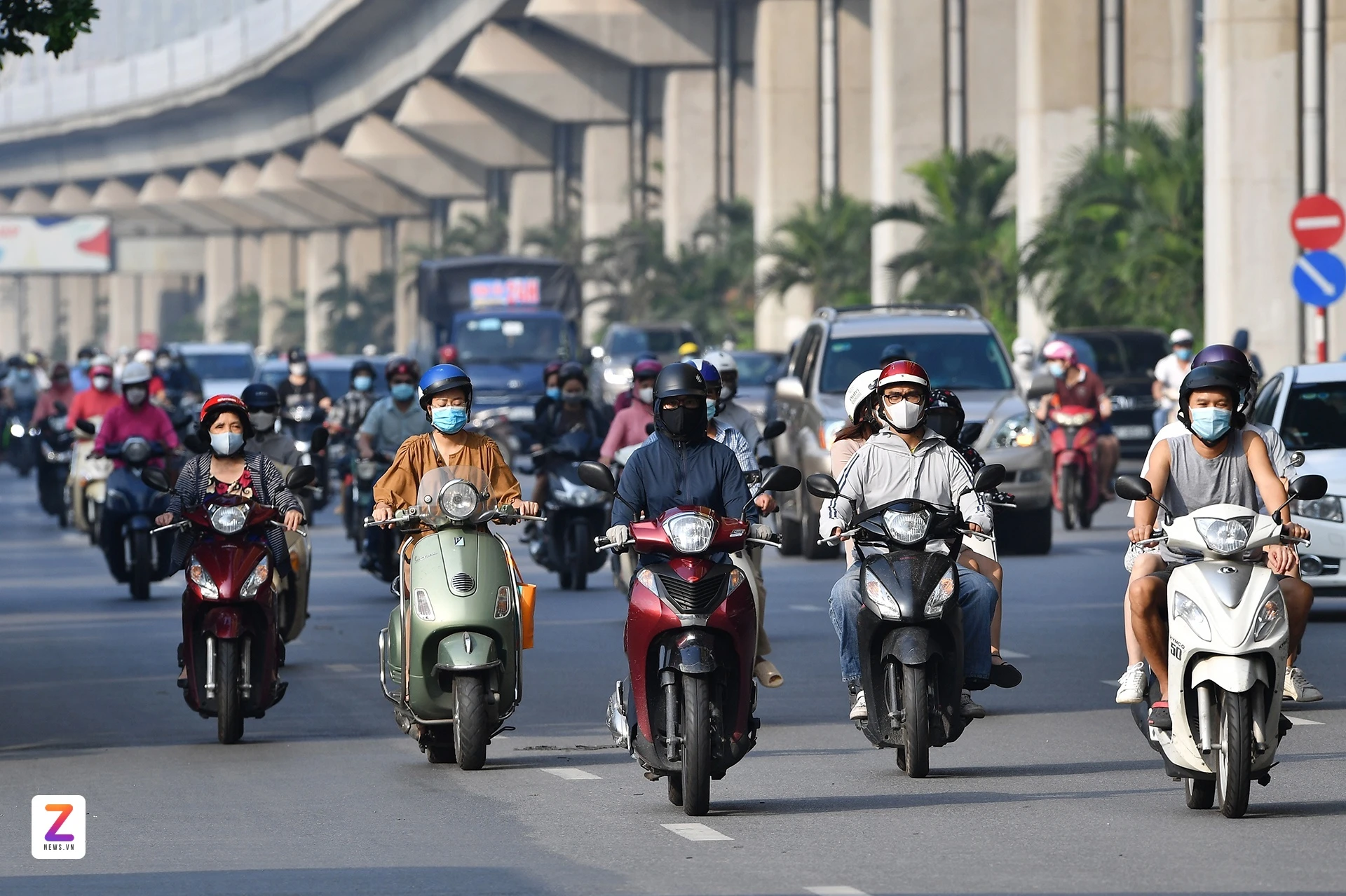 Không đội mũ, leo vỉa hè, vượt đèn đỏ - camera AI ghi lại và phạt nặng - 03/10/2025