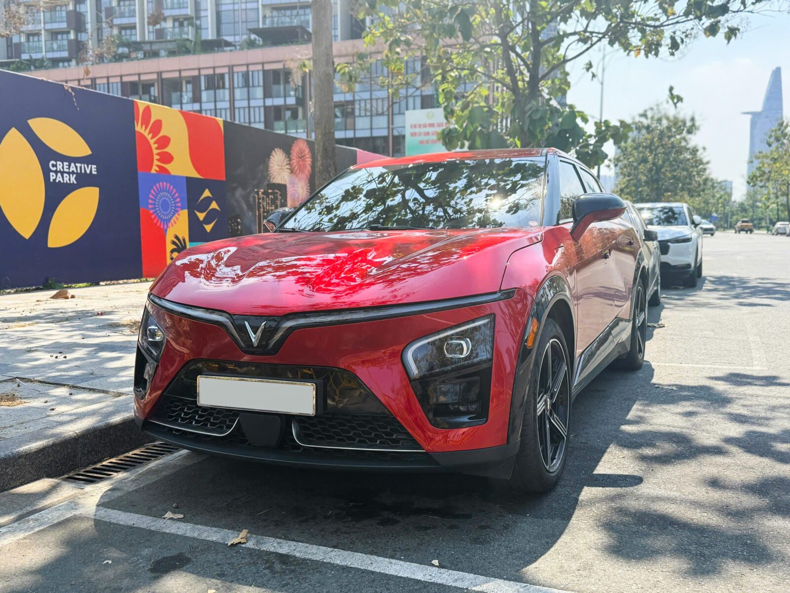 7 2 1775556778 722 width2560height1920 Lộ hình ảnh mới về mẫu xe điện VinFast VF7 bản nâng cấp