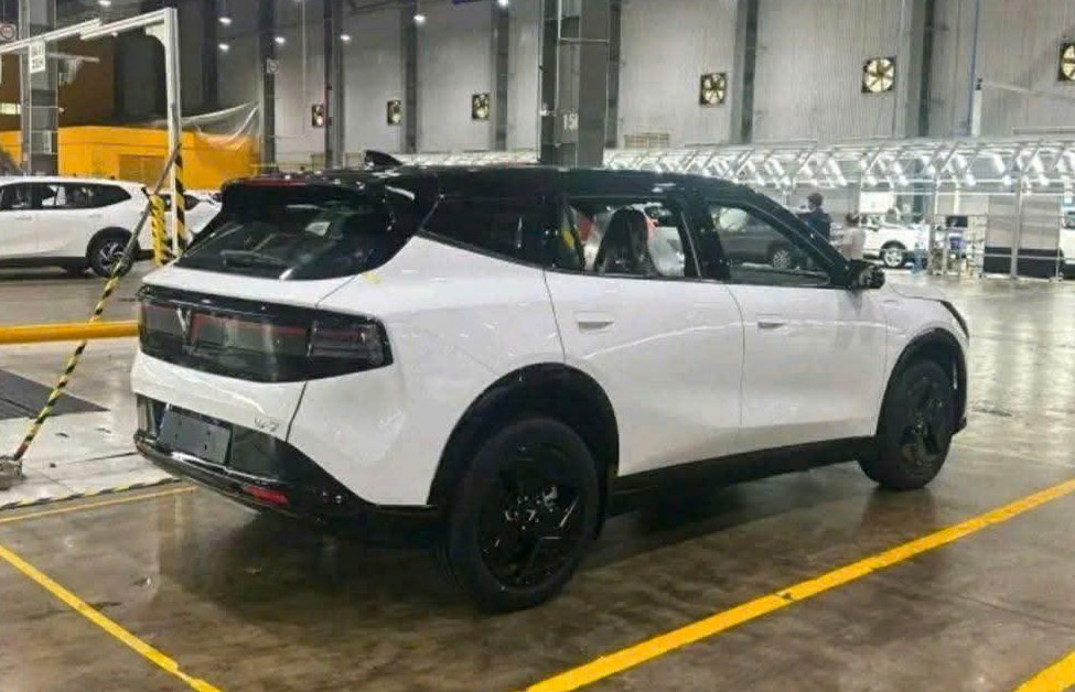 7 6 1775556767 100 width975height628 Lộ hình ảnh mới về mẫu xe điện VinFast VF7 bản nâng cấp