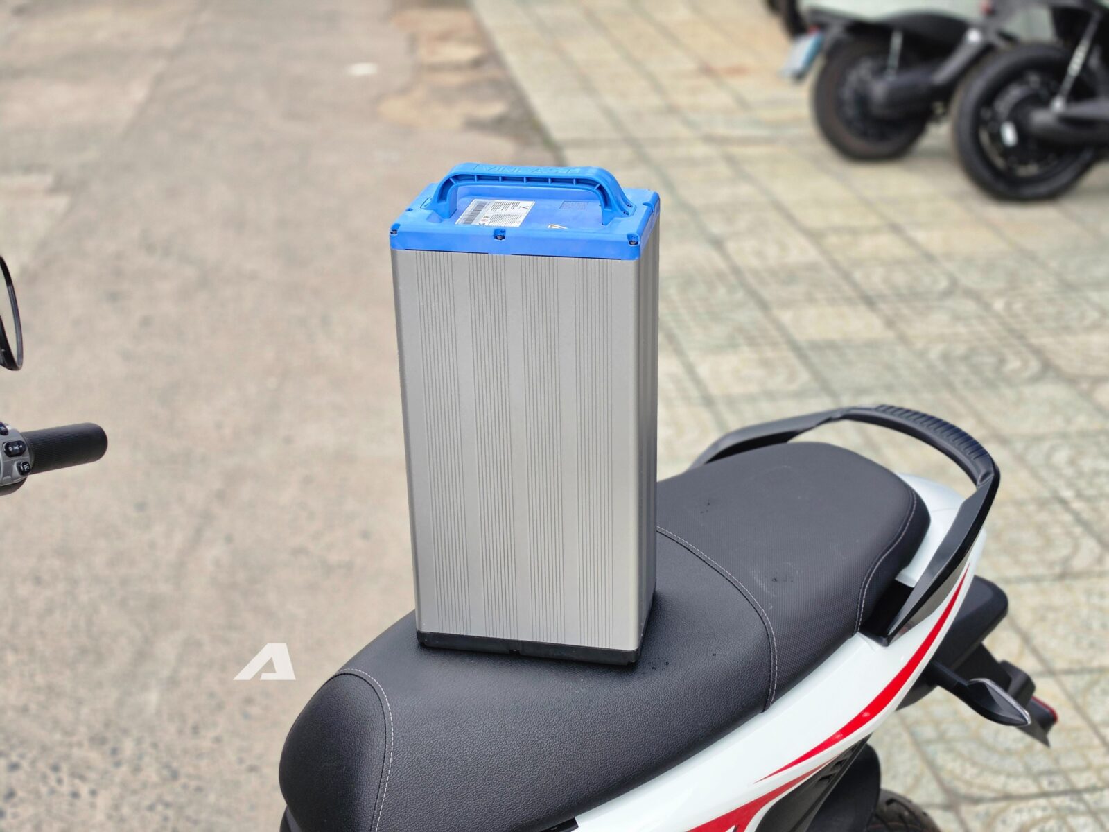 Cận cảnh xe máy điện VinFast Flazz Max vừa ra mắt - 6/2026 32 Cận cảnh xe máy điện VinFast Flazz Max vừa ra mắt - 6/2026 vinfast flazz max 6 1781745793708 1781745793954296090737 Cận cảnh xe máy điện VinFast Flazz Max vừa ra mắt - 6/2026