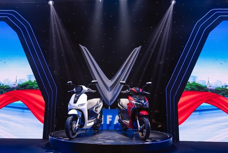 VinFast trình làng bộ đôi xe máy điện Kinet và Kyo, đi tới 160 km/lần sạc 31 VinFast trình làng bộ đôi xe máy điện Kinet và Kyo, đi tới 160 km/lần sạc xe 1 1784531432 60 width740height495 VinFast trình làng bộ đôi xe máy điện Kinet và Kyo, đi tới 160 km/lần sạc
